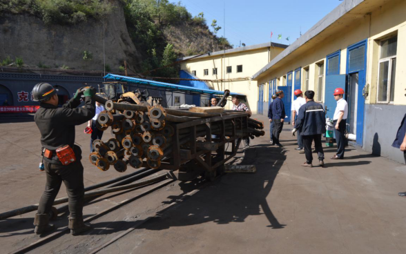 鑫輝源煤業(yè)透水事故應(yīng)急救援演練 (2)479.png